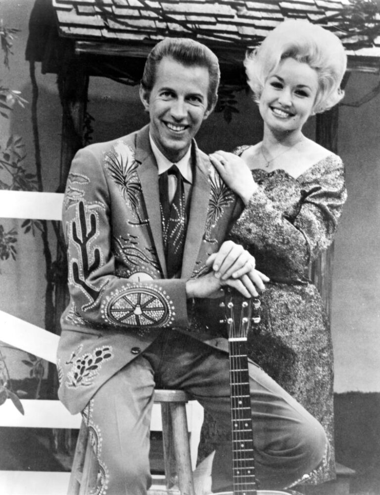 Dolly Parton and Porter Wagoner stand on the set of 